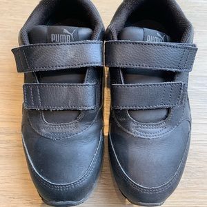 Excellent condition Puma black sneakers US2
